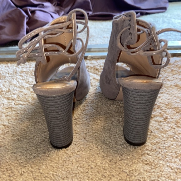 Chase + Chloe ** Gently Worn Size 7 Heels ** - Picture 2 of 4